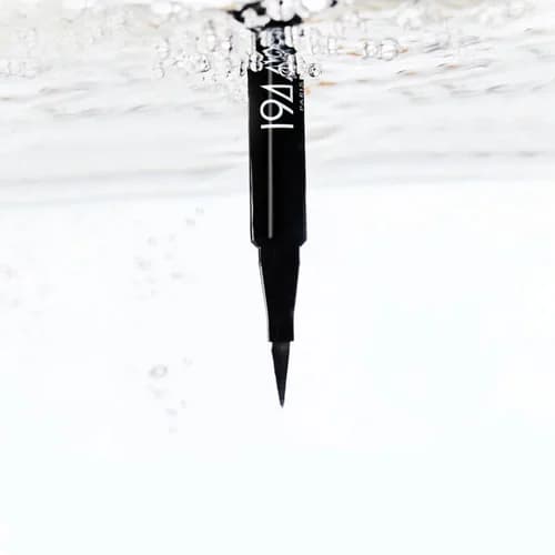 Obtenez un regard précis et durable avec l'Eyeliner La Plume